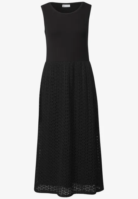 Midi-Kleid mit Rock aus Spitze Black Ärmelloses, midilanges schwarzes Strickkleid mit weitem, gehäkeltem Rockteil.