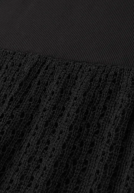 Midi-Kleid mit Rock aus Spitze Black Schwarzer Stoff, oben glattes Gewebe, unten feine Spitzenstruktur.