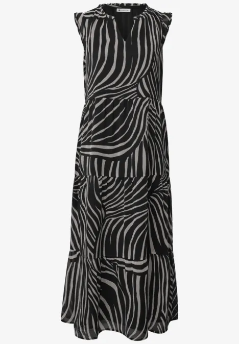 Langes, ärmelloses Kleid mit schwarz-weißem Zebrastreifenmuster und fließendem Rock.