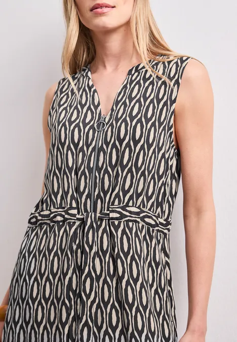 Midi-Kleid mit Split Neck und Zipper clay sand Frau trägt ärmelloses Kleid mit schwarzem und weißem grafischem Muster.