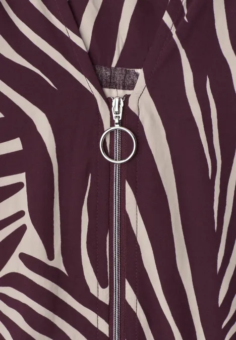Midi-Kleid mit Split Neck und Zipper rustic rouge Ein Reißverschluss mit rundem Ringgriff auf einem zebramusterten, bordeaux-beigen Stoff
