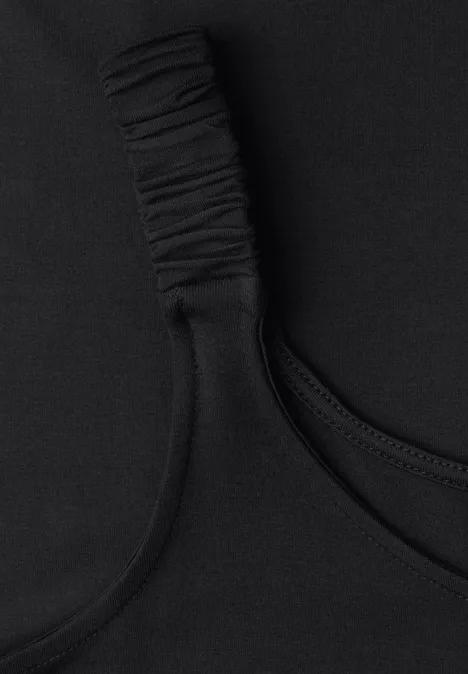 Knielanges Kleid mit gerafften Trägern Black Nahaufnahme eines schwarzen BHs mit gerafftem Trägerdetail.