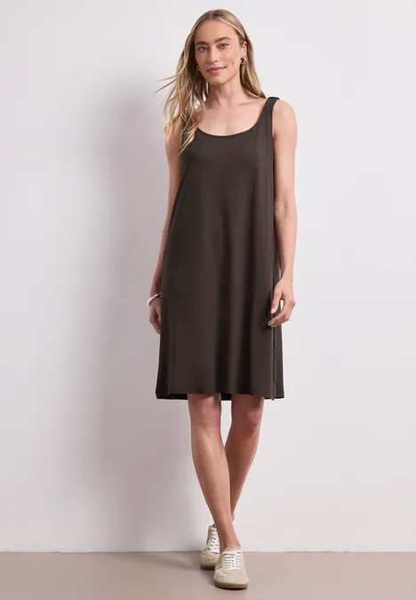 Knielanges Kleid mit gerafften Trägern espresso brown Frau in ärmellosem dunkelbraunen Kleid und weißen Sneakern, stehend vor weißer Wand