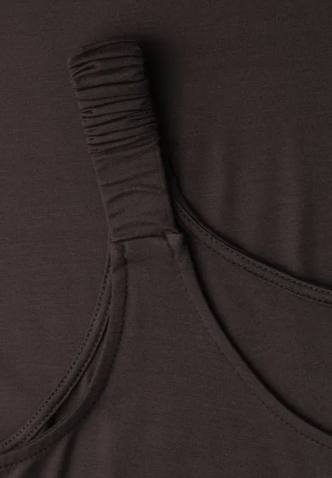Knielanges Kleid mit gerafften Trägern espresso brown Detailaufnahme eines schwarzen Oberteils mit gerafftem Träger aus elastischem Stoff.