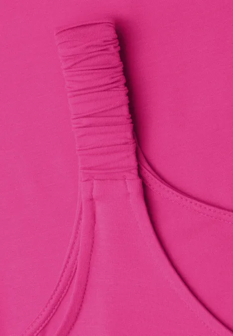 Knielanges Kleid mit gerafften Trägern magenta dream Nahaufnahme eines pinkfarbenen Kleidungsstücks mit gerafftem Träger.