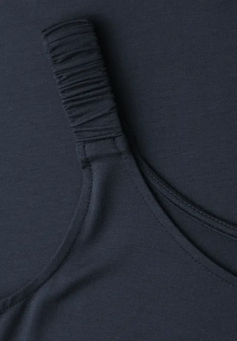Knielanges Kleid mit gerafften Trägern shadowed navy Nahaufnahme eines dunkelblauen Sport-BHs oder Badeanzugs mit elastischem, gerafftem Träger.