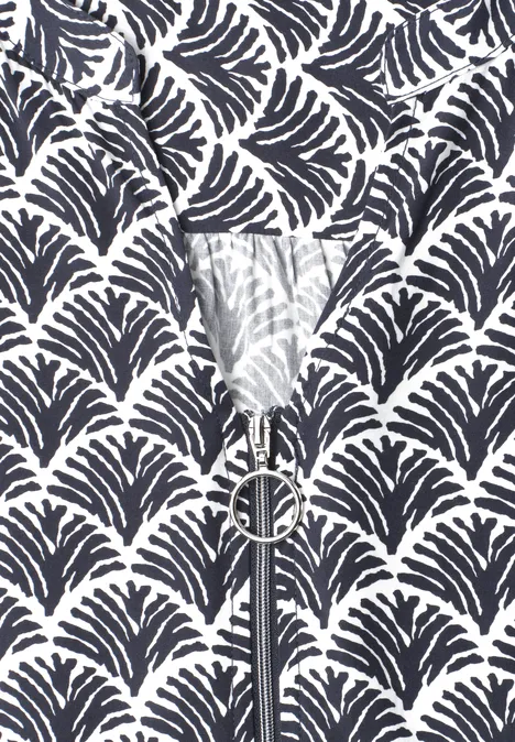 Midi-Kleid mit Split Neck und Zipper shadowed navy Nahaufnahme eines weißen Stoffes mit dunkelblauem Blattmuster und silbernem Reißverschluss mit Ring