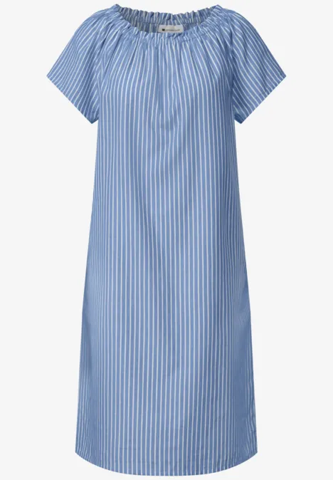Leichtes, knielanges, blau-weiß gestreiftes Sommerkleid mit kurzen Ärmeln und gerafftem Ausschnitt.
