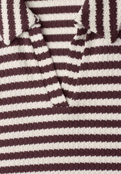 Gebreide midi-jurk met strepen rustic rouge Close-up van een grof gebreid poloshirt in bordeauxrood en wit met kraag en V-hals.