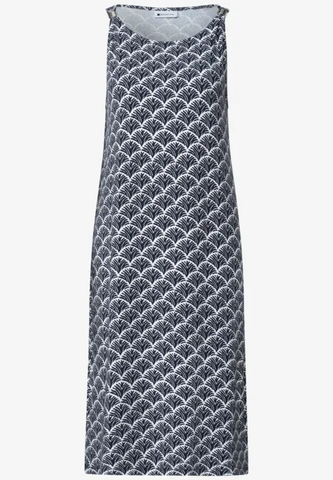 Ärmelloses, langes Kleid mit blau-weißen, muschelähnlichen Mustern und rundem Ausschnitt.