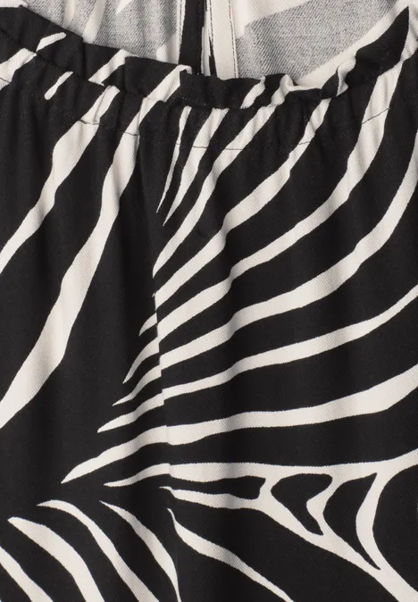 Schwarz-weiß gestreiftes Muster, das an Zebrafell erinnert, wahrscheinlich auf Stoff.