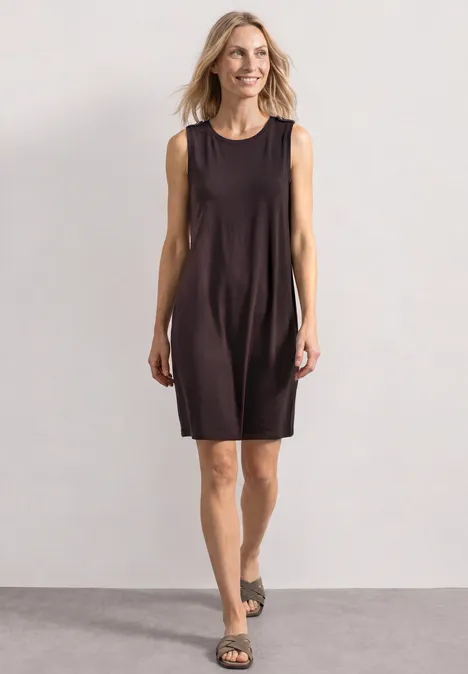 Knielanges Kleid mit Rundhals und Knopfdetail black coffee Knielanges Kleid mit Rundhals und Knopfdetail black coffee