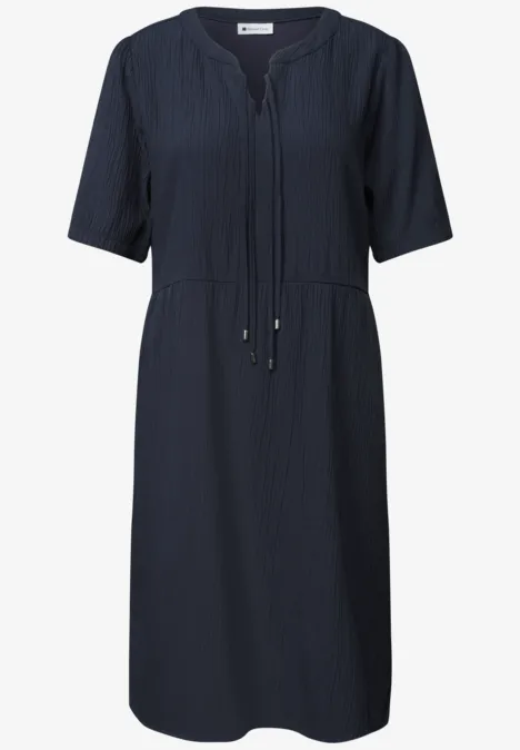 Marineblauwe midijurk met korte mouwen, V-hals en taillekoord.