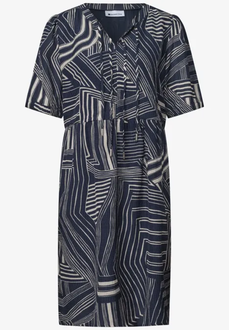 Knielanges Kleid mit Bänderdetail darkest blue Knieumspielendes Kleid mit abstraktem blau-beigem Grafikmuster, V-Ausschnitt, kurzen Ärmeln und Taillengürtel.