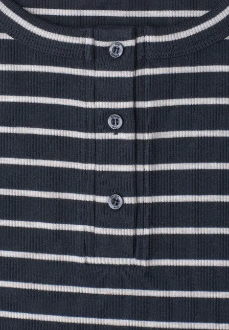 Gros plan sur un pull rayé bleu marine à maille, patte de boutonnage et trois boutons.