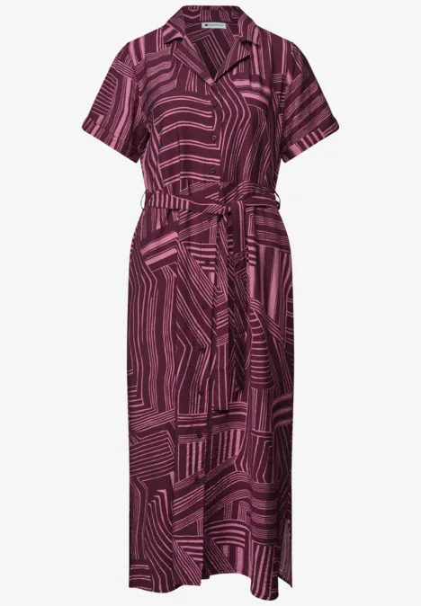 Lila gemustertes Hemdblusenkleid mit kurzem Arm und Taillengürtel.