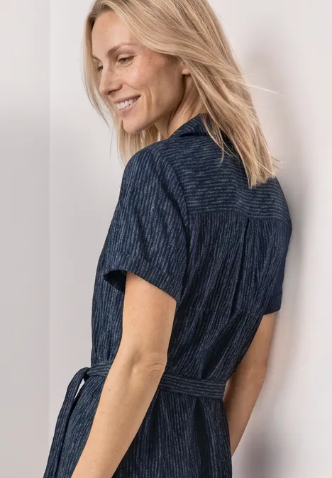 Midikleid mit Bowling-Kragen darkest blue Frau mit schulterlangen, blonden Haaren trägt ein tailliertes, marineblaues Hemdkleid mit kurzem Arm.