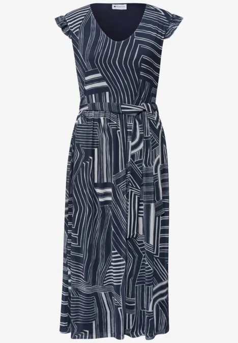 Blaues Maxikleid mit abstraktem weißem Muster, kurzen Rüschenärmeln und Taillengürtel.