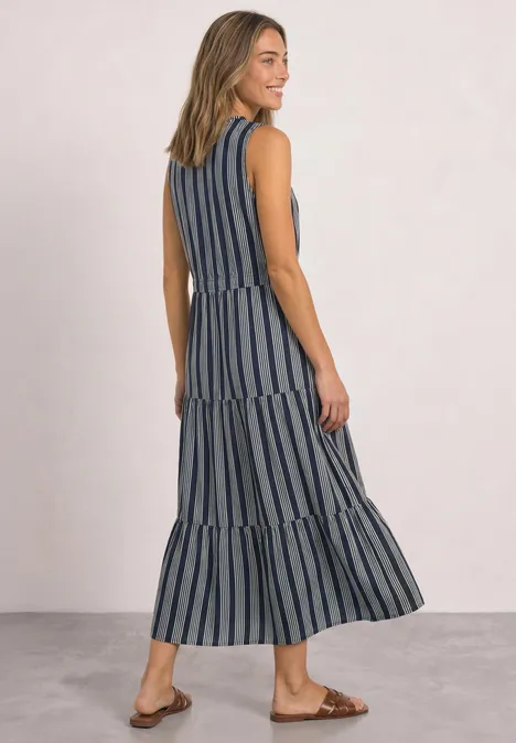 Maxikleid Mit Volants und Print darkest blue Frau trägt ärmelloses, gestreiftes Maxikleid in Blau und Weiß mit Stufenrock und flachen Sandalen.