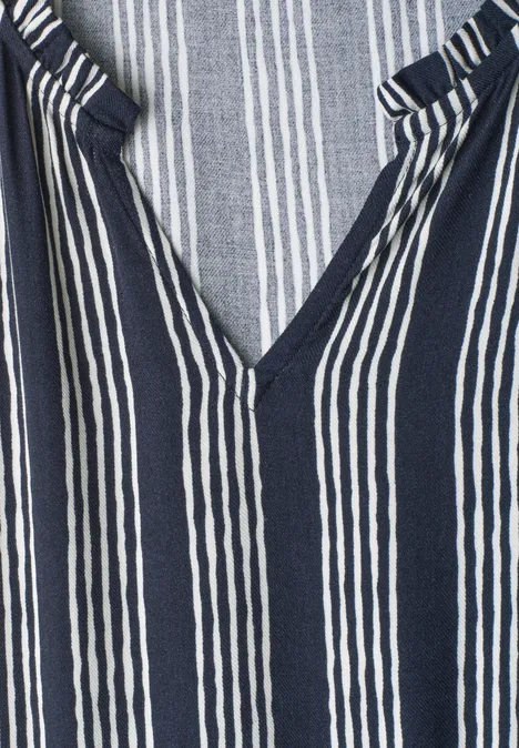 Maxikleid Mit Volants und Print darkest blue Ein blau-weiß gestreiftes Top mit V-Ausschnitt aus leichtem Stoff.