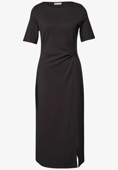 Robe midi noire à encolure ronde, manches courtes, détail noué sur le côté et petite fente.