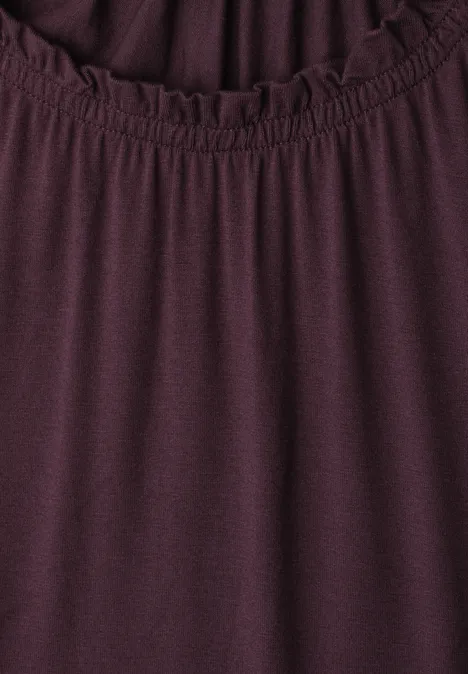 Dames top in wijnrood met elastische, geplooide ronde halslijn.