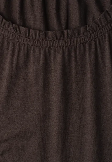 Bruine zachte katoenen shirt met elastische ronde hals.