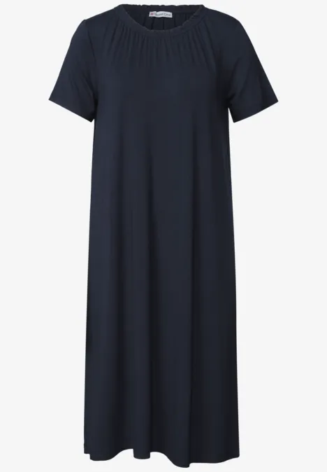 Effen donkerblau midi-jurk met korte mouwen en geplooide ronde hals.