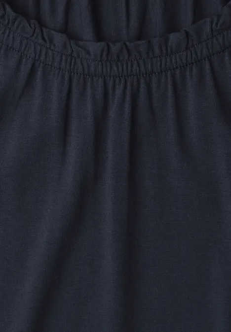 Close-up van donkerblauw kledingstuk met elastische tailleband