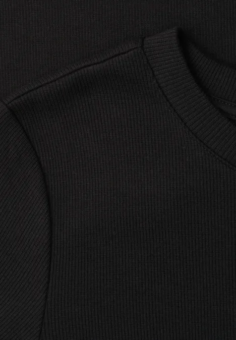 Midikleid in Rippstruktur mit Rundhals Black Nahaufnahme eines schwarzen, gerippten Stoffs mit Rundhalsausschnitt.