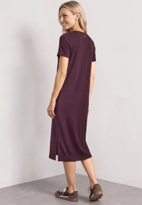 Midijurk met ribbelstructuur en ronde hals rustic rouge Vrouw van achteren in een loszittende, bordeauxrode midi-jurk met korte mouwen en platte schoenen.