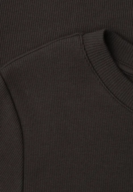 Midikleid in Rippstruktur mit Rundhals black coffee Nahaufnahme eines dunklen, gerippten Kapuzenpullovers mit Tunnelzug und Kängurutasche.