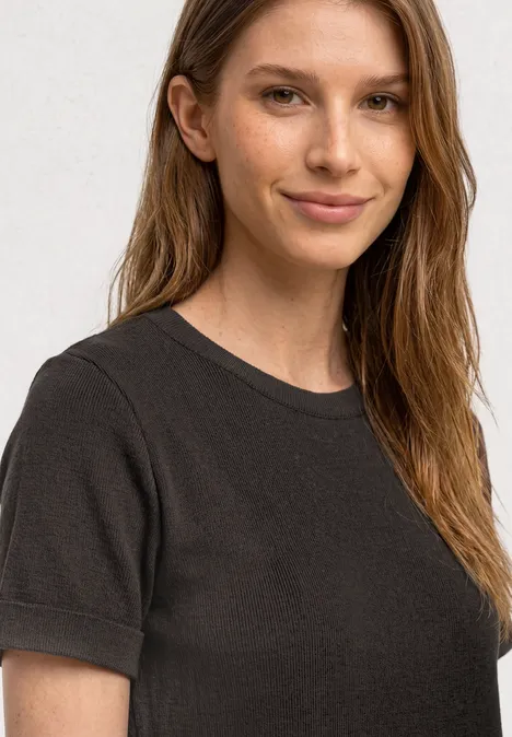 Midikleid in Rippstruktur mit Rundhals black coffee Frau in schwarzem T-Shirt, Sicht auf Oberkörper und Schultern.