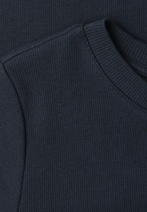 Midikleid in Rippstruktur mit Rundhals darkest blue Nahaufnahme eines dunkelblauen, gerippten Pullovers am Halsausschnitt