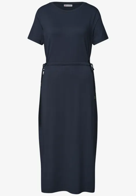 Dunkelblaues T-Shirt-Kleid in Midi-Länge mit Rundhalsausschnitt, kurzen Ärmeln und Taillengürtel.