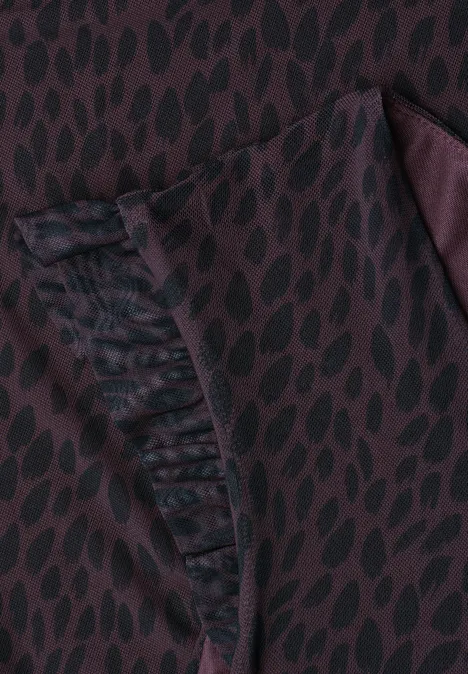 Midikleid aus Mesh mit Print rustic rouge Nahaufnahme eines bordeauxfarbenen Stoffes mit schwarzem Blattmuster und geraffter Tasche.