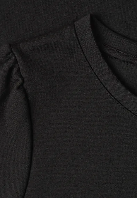 Knielanges Kleid mit Rundhals Black Nahaufnahme eines schwarzen Oberteils mit Rundhalsausschnitt und Schulternaht