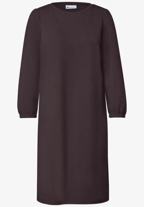Knielanges Kleid mit Rundhals ruby vine Schlichtes, knielanges dunkelbraunes Kleid mit Rundhalsausschnitt und langen Ärmeln.