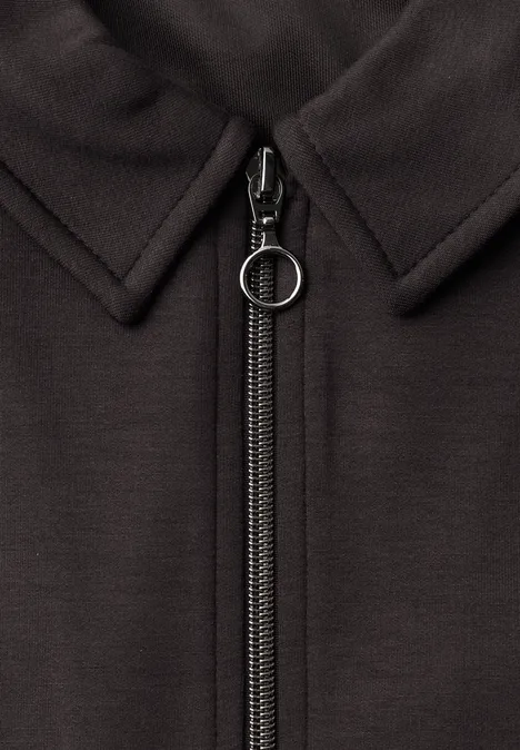 Robe en molleton arrivant aux genoux, avec fermeture éclair black coffee Gros plan d’un vêtement noir avec fermeture éclair et curseur rond.