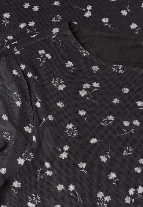 Schwarzes T-Shirt mit zarten weißen Blütenmustern