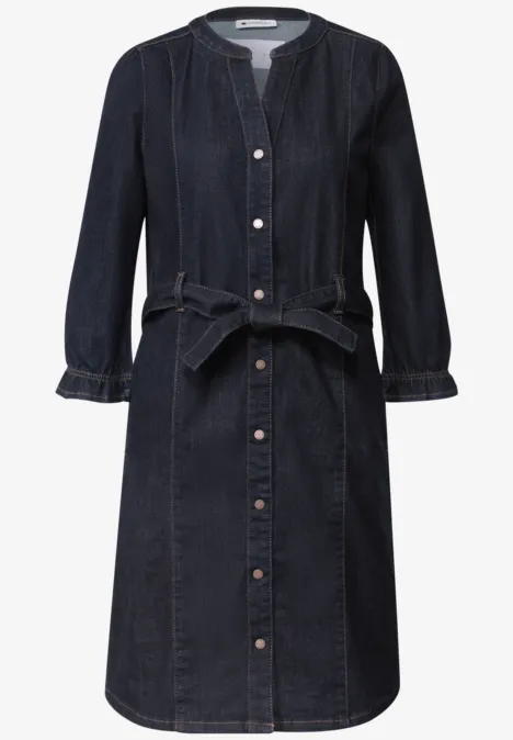 Robe en jean bleu foncé, boutons sur le devant, manches 3/4, ceinture à la taille et encolure arrondie.