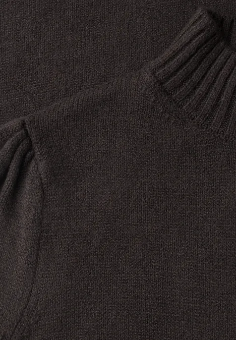 Brauner Strickpullover mit hohem, geripptem Stehkragen und dezenter Schulternaht
