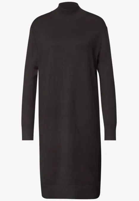 Schwarzes, knielanges Strickkleid mit Rollkragen und langen Ärmeln.