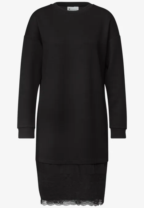 Knielanges Sweatkleid mit Spitzenkante Black Schwarzes Sweatkleid mit langen Ärmeln und dezenter Spitze am Saum.