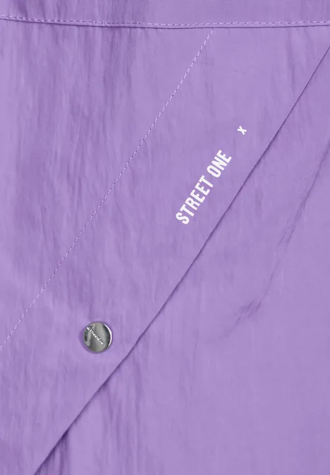 Moderner Windbreaker shiny lilac