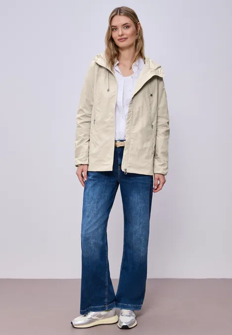 Jacke mit Kapuze und Zipper powder beige Jacke mit Kapuze und Zipper powder beige