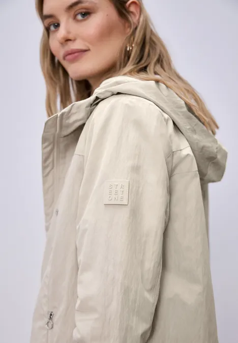 Jacke mit Kapuze und Zipper powder beige Jacke mit Kapuze und Zipper powder beige