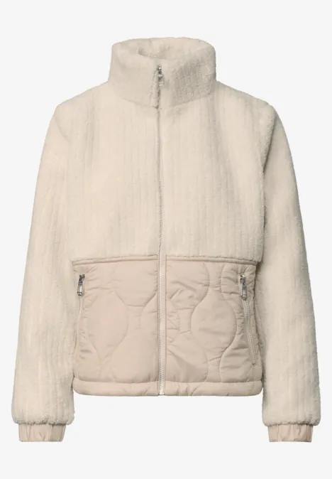 Beige Fleecejacke mit Stehkragen, durchgehendem Reißverschluss und gesteppter Fronttasche.