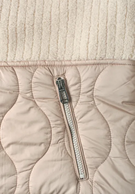 Beige gesteppte Jacke mit Reißverschlusstasche und Strickbund.