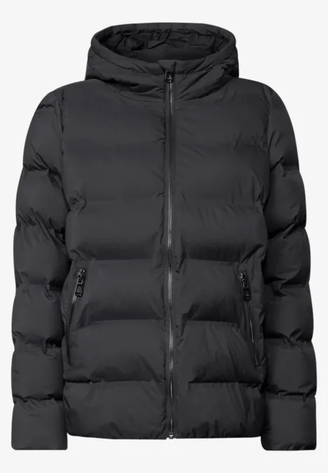 Schwarze, gesteppte Steppjacke mit Kapuze und Reißverschluss, zwei Seitentaschen.
